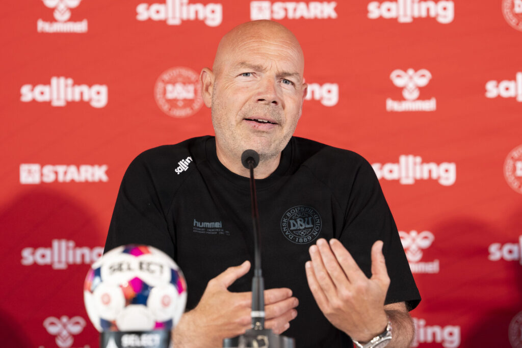 Landstræner Brian Riemer på et pressemøde.