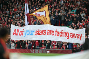 Liverpool fans med banner i kampen mod Manchester City den 11. oktober 2026.