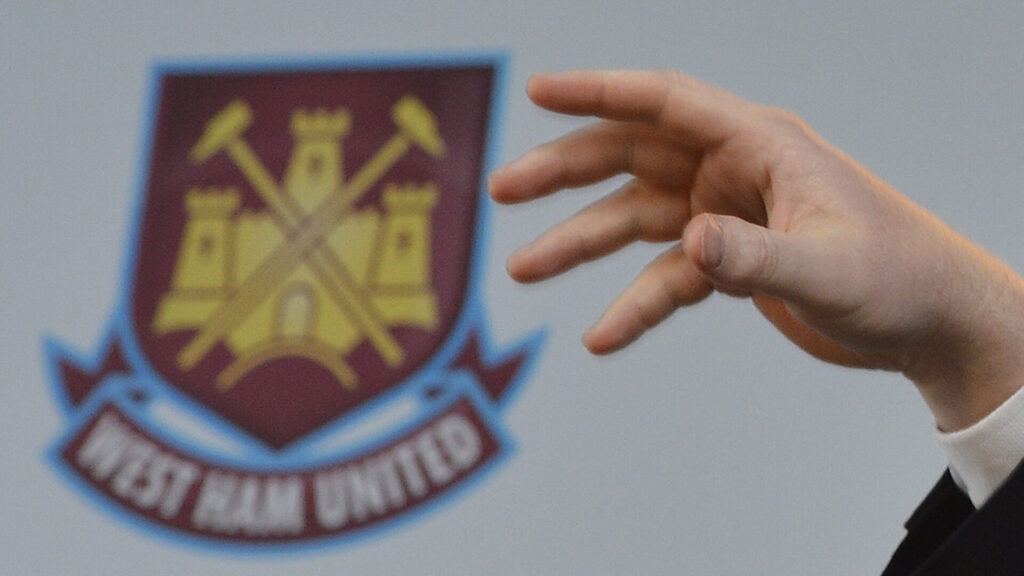 Et West Ham logo og en hånd.