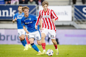 Mads Bomholt i aktion for AaB.