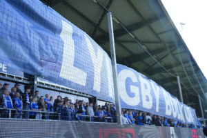 Lyngby Boldklubs fans med et medbragt banner.