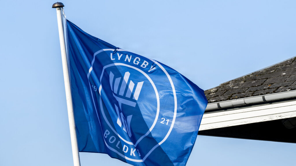 Et flag fra Lyngby vejrer i vinden.