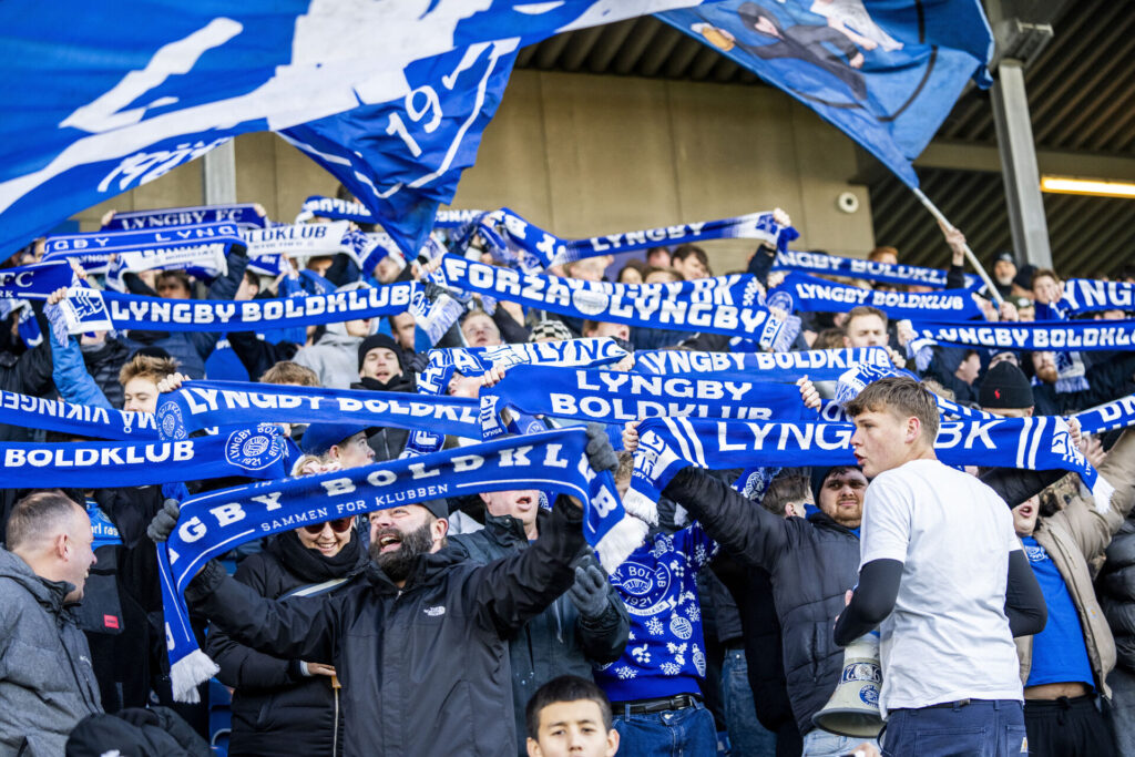Lyngby-fans med halstørklæder over hovedet.