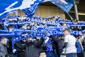 Lyngby-fans med halstørklæder over hovedet.