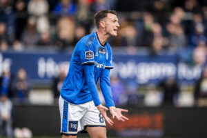 Mathias Hebo slår ud med hænderne.