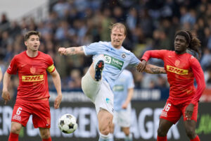 Magnus Jensen sparker til bolden