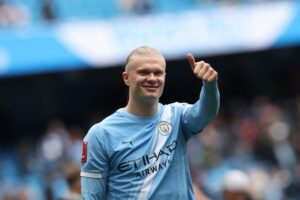 Erling Haaland giver tommel op.