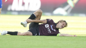 Mathias Olesen da han bliver skadet i opgøret mod OB.