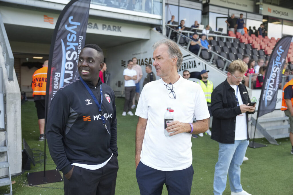 Stig Pedersen fotograferet sammen med Melvin Kakooza på Monjasa Park.