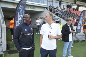 Stig Pedersen fotograferet sammen med Melvin Kakooza på Monjasa Park.