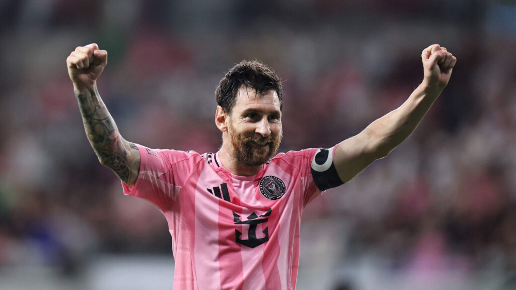 Lionel Messi med to hænder i vejret.