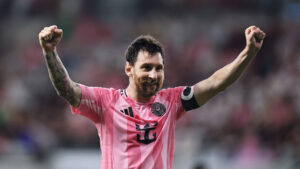 Lionel Messi med to hænder i vejret.