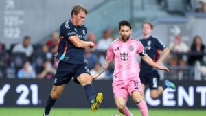Jeppe Tverskov i en duel med Lionel Messi under nattens opgør
