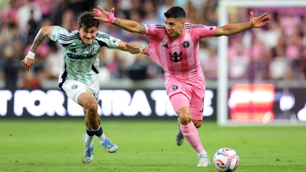 Luis Suarez slår ud med armene.