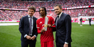Michael Olise med pokal.
