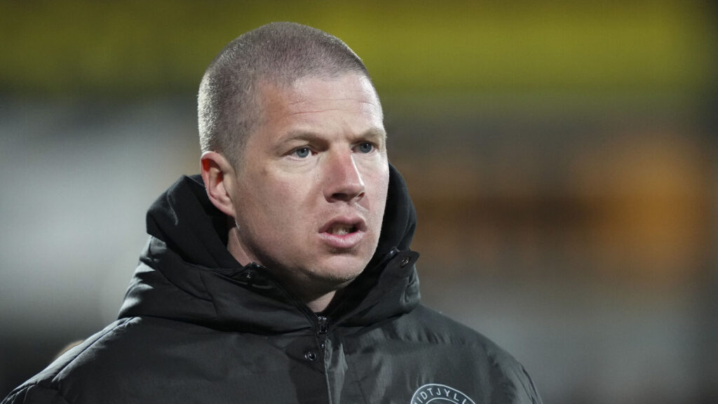 Mike Tullberg på sidelinjen til en FCM-kamp.