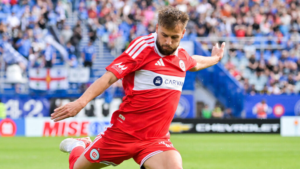 Philip ZInckernagel sparker til bolden i.