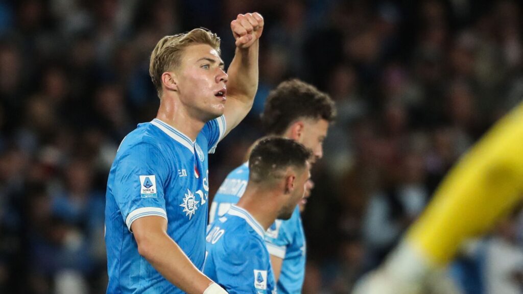 Rasmus Højlund jubler efter scoring.