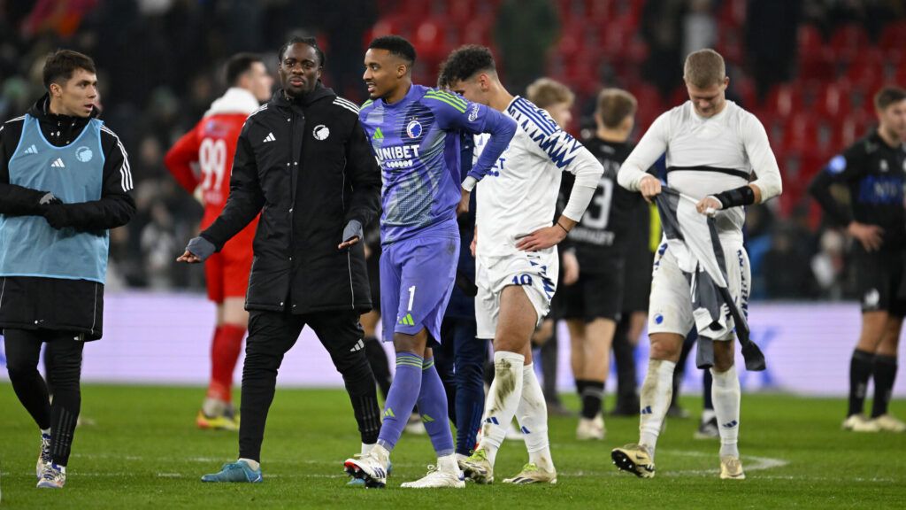 Nathan Trott går og snakker med en FCK-holdkammerat