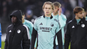 Mads Emil Madsen har en FCK-overtrækstrøje på