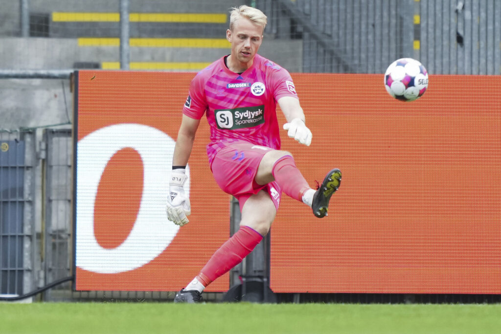 Nicolai Flø i kamp for Sønderjyske.