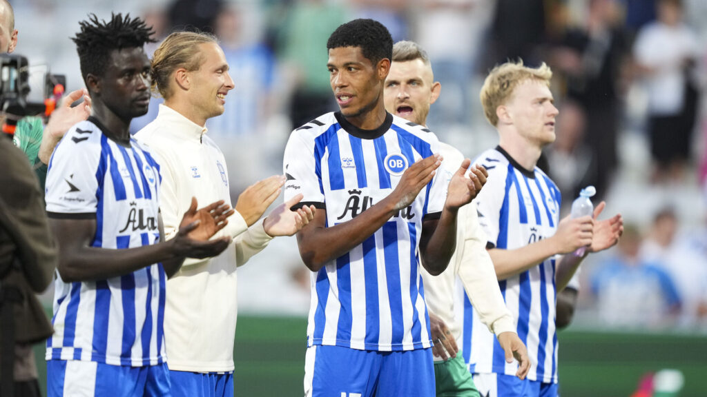 Noah Ganaus og OB-spillerne klapper.