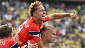 Andreas Schjelderup fejrer en scoring med Erling Haaland