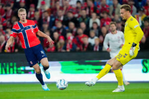 Erling Haaland jagter bolden mod Danmarks Filip Jørgensen i Nations League-opgøret den 24. september 2026.