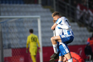 Jona Niemic og Marcus McCoy jubler.