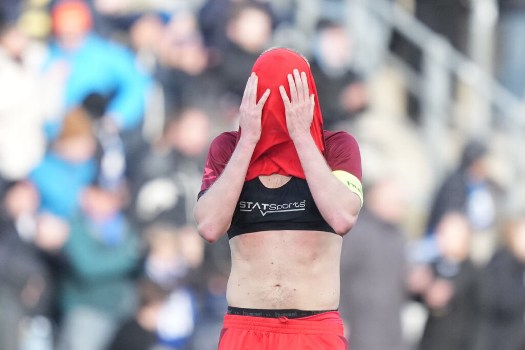 Frederik Rieper med en trøje over hovedet.