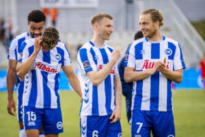 Fiete Arp klapper i sine hænder ved siden af Jakob Bonde.
