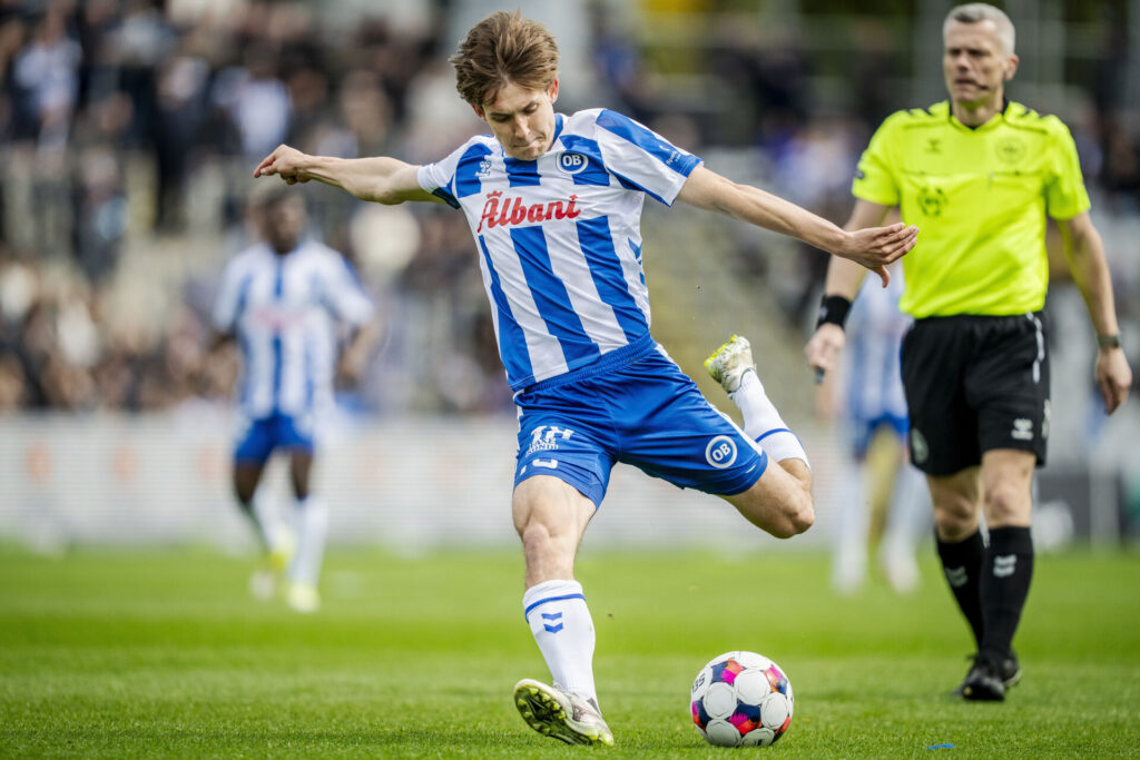 Max Ejdum sparker til bolden.