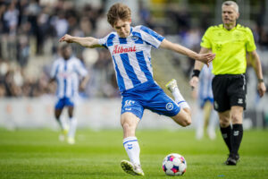 Max Ejdum sparker til bolden.