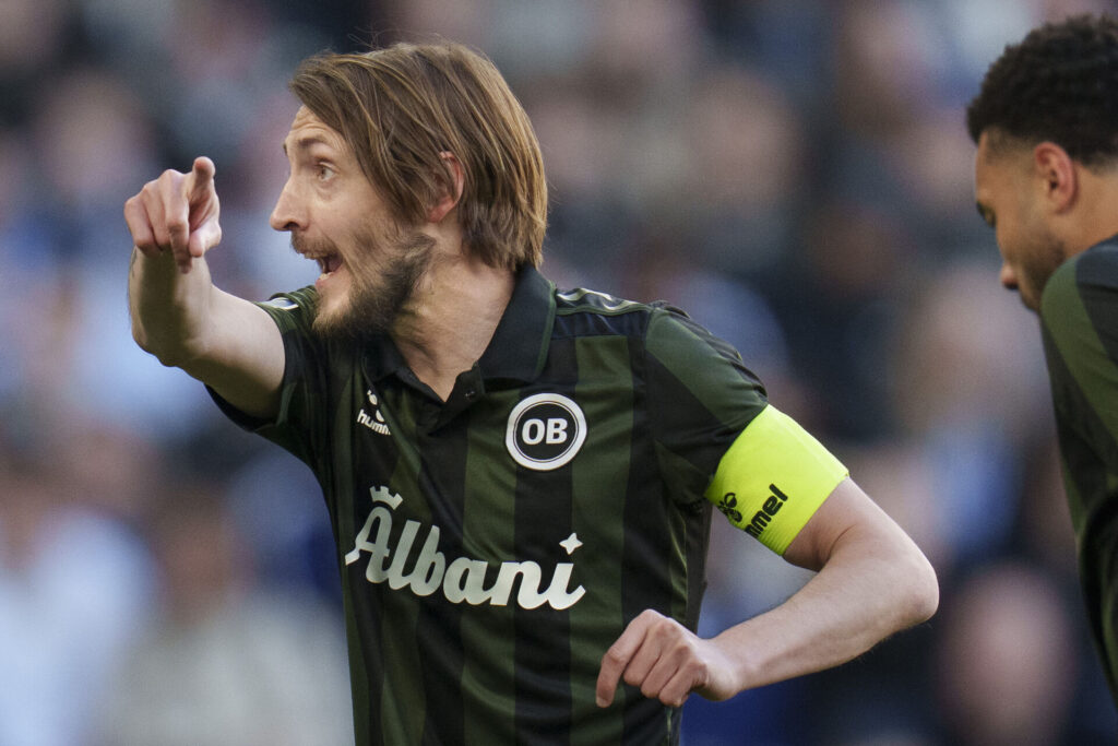 Rasmus Falk dirigerer en holdkammerat