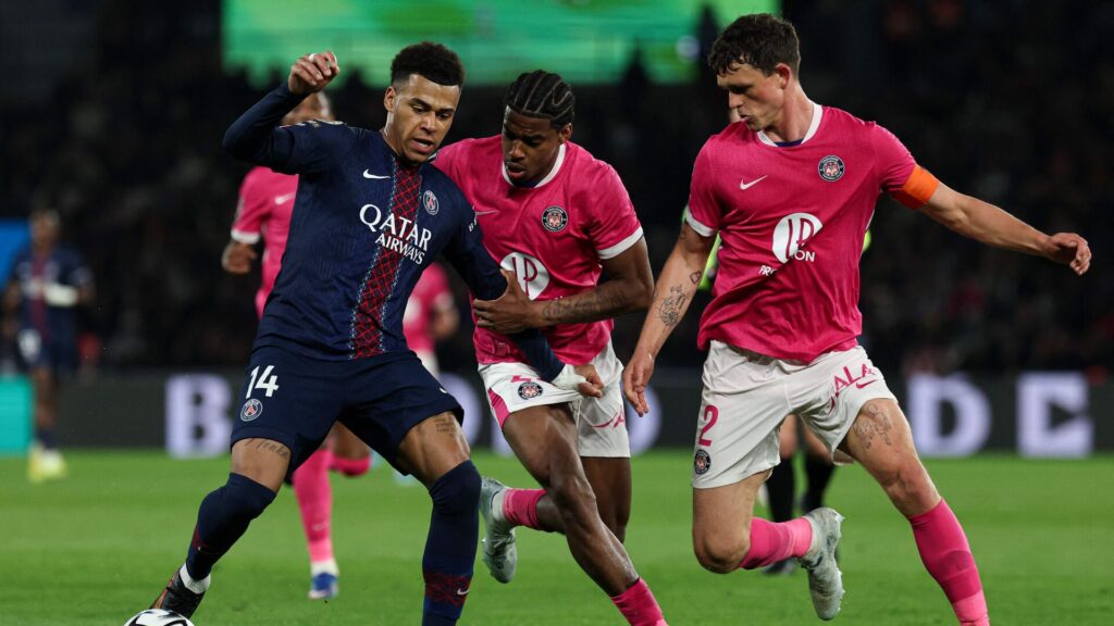 Rasmus Nicolaisen forsøger at tage bolden fra Desire Doue.