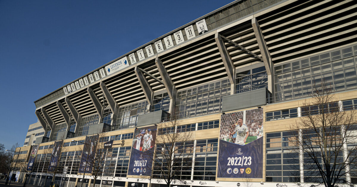 To timer inden kampstart: Jernplade i Parken har revet sig løs Foto: Liselotte Sabroe/Ritzau Scanpix
