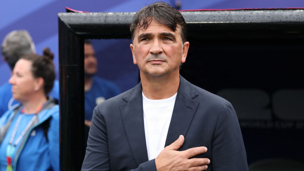 Zlatko Dalic tager sig til hjertet under den kroatiske nationalsang.