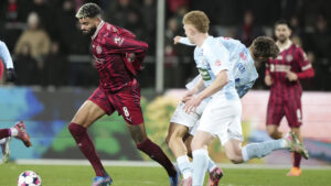 Philip Billing dribler forbi Sønderjyske-spillere.