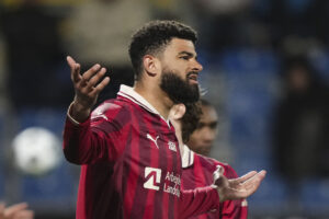 Philip Billing slår ud med armene.