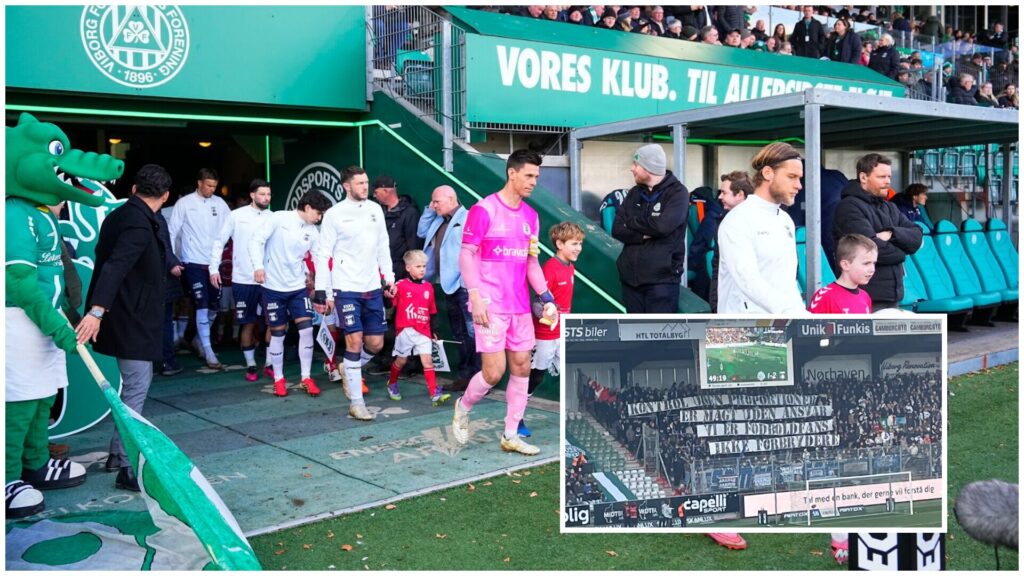 AGF-spillere på vej på banen. Banner på tribunen.