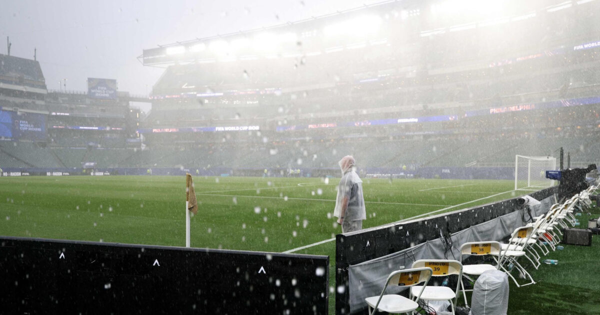 LIVE: Frankrig-Irak stadig ikke i gang Foto: photographer wears a raincoat as the 2026 World Cup Group I football match between France and Iraq is suspended due adverse weather at the Philadelphia Stadium in Philadelphia on June 22