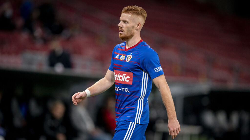 Mikkel Kirkeskov i en blå kamptrøje