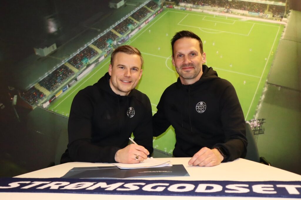 Angriber Sebastian Pingel og Strømsgodsets sportschef Jackie Rasmussen