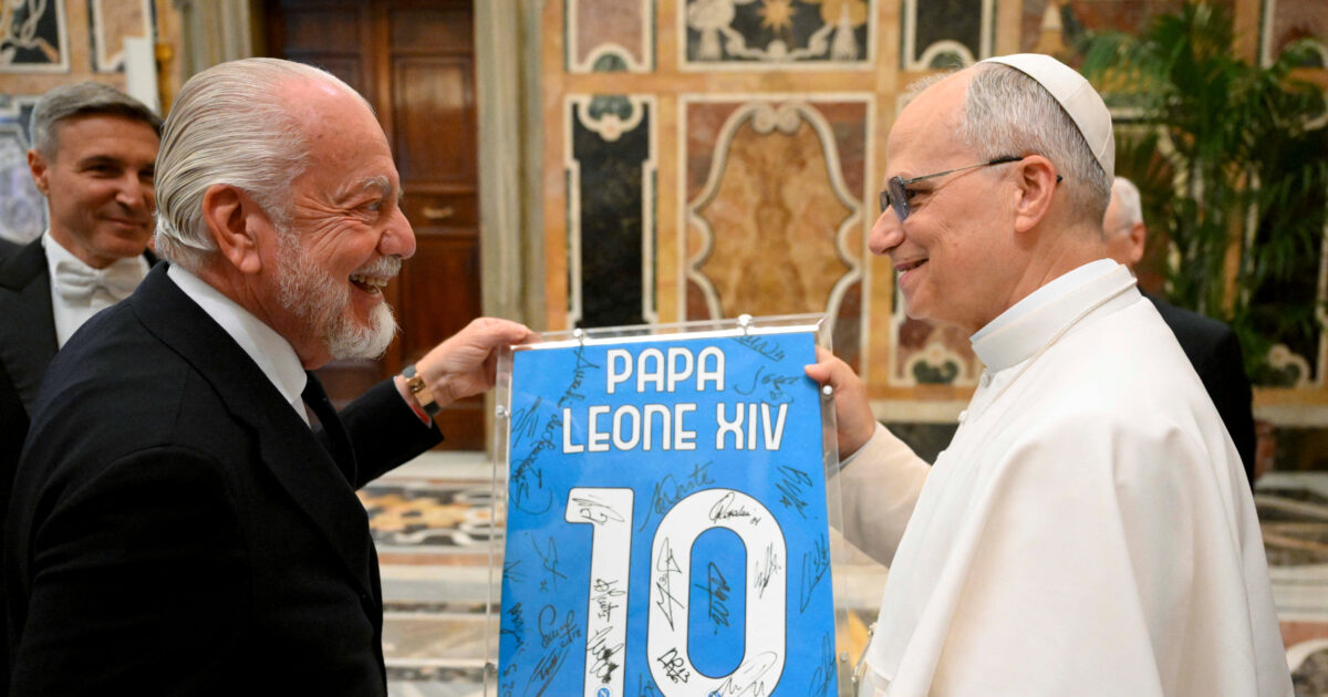 Excentrisk klubboss: Afskaf gule og røde kort Pope Leo XIV meets with Napoli president Aurelio De Laurentiis after Serie A title victory, at the Vatican, May 27, 2025. Simone Risoluti/Vatican Media/­Handout via REUTERS ATTENTION EDITORS - THIS IMAGE WAS PROVIDED BY A THIRD PARTY. TPX IMAGES OF THE DAY