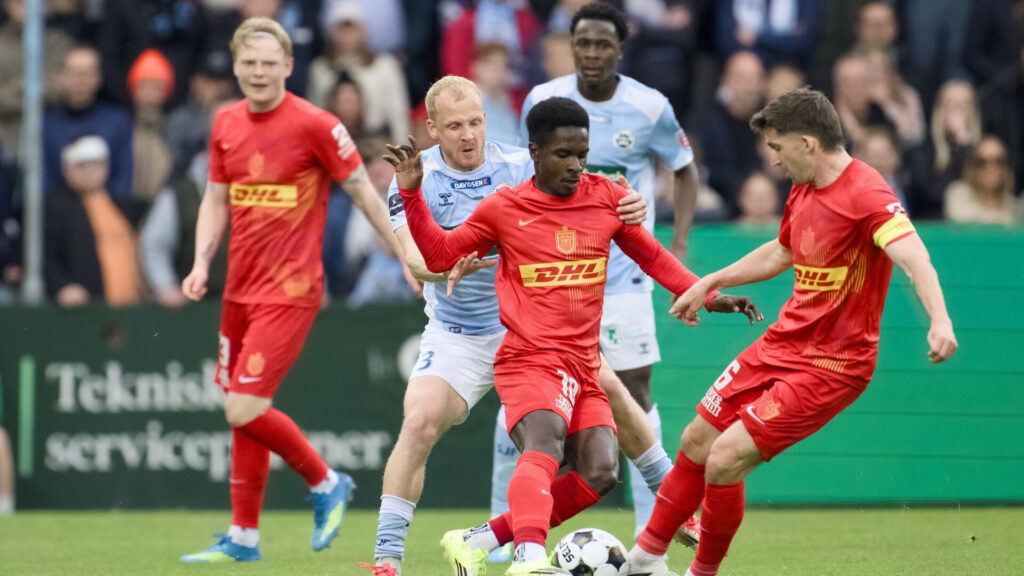 FC Nordsjælland-spillere sparker til bolden.