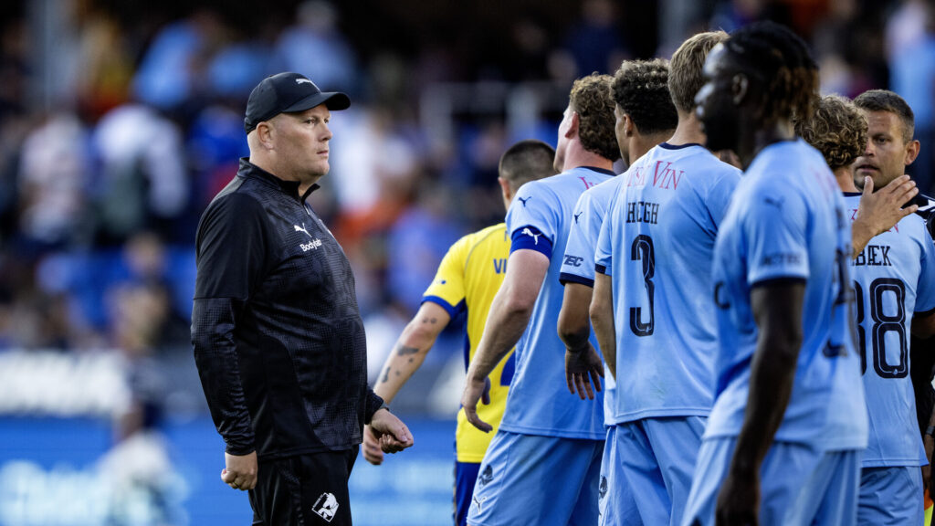 Randers-cheftræner Rasmus Bertelsen med sine spillere.