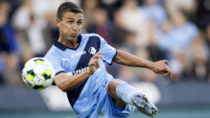 Randers' John Björkengren flugter til en bold.