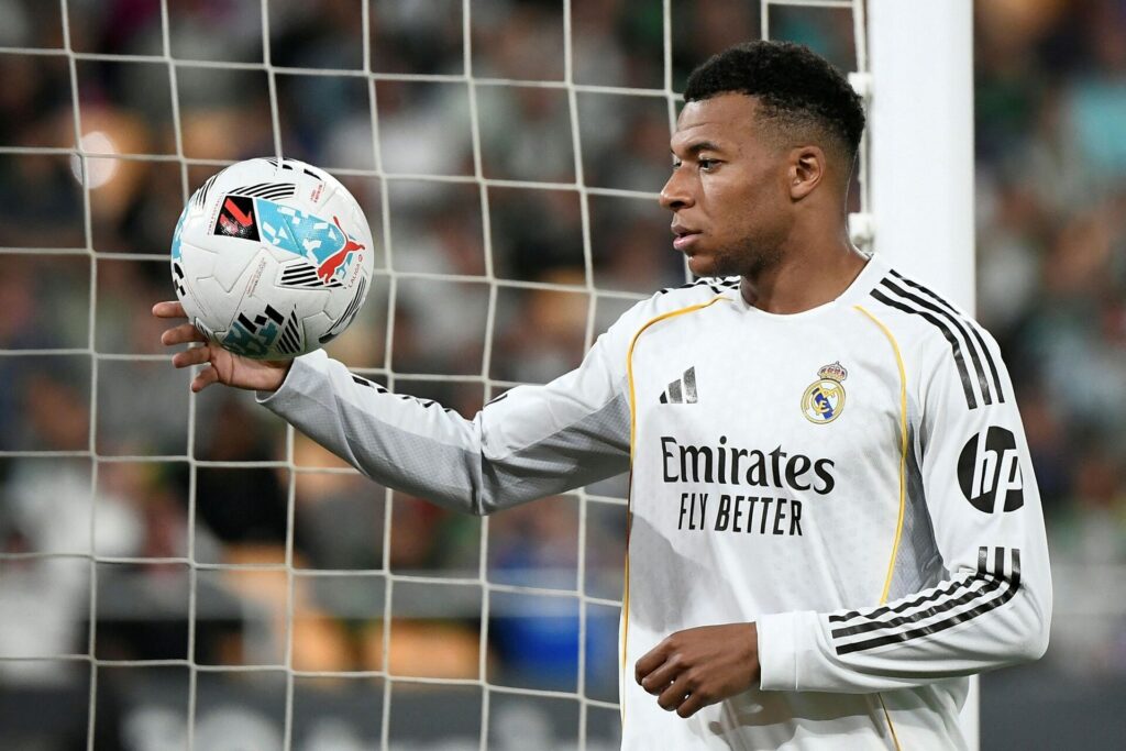 Kylian Mbappé har bolden i hånden