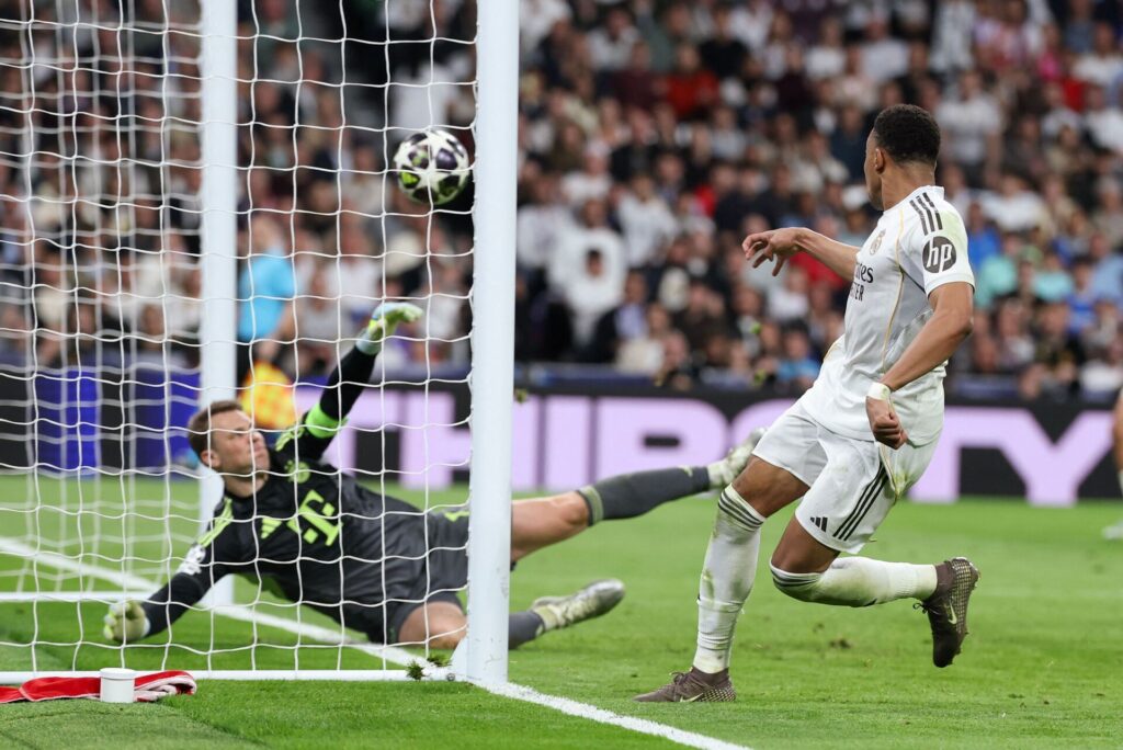 Kylian Mbappé scorer på Manuel Neuer