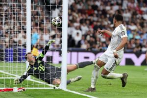 Kylian Mbappé scorer på Manuel Neuer